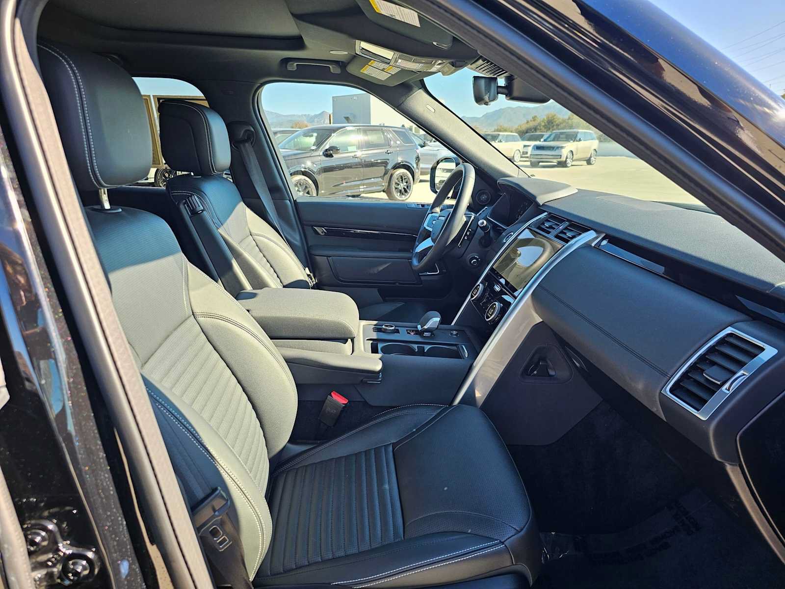 Used 2025 Land Rover Discovery S AWD/4WD image 10