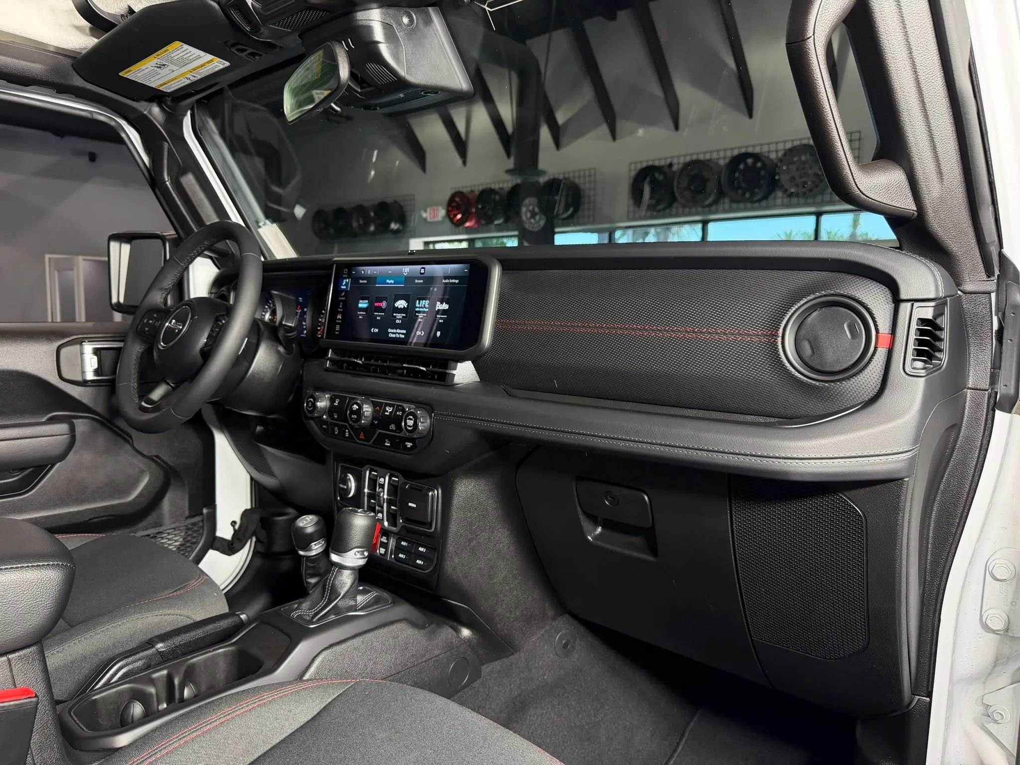 Used 2025 Jeep Wrangler Unlimited Rubicon image 19