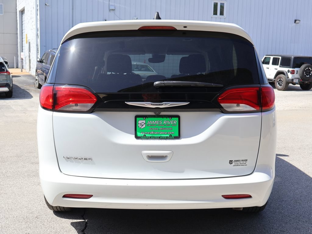 Used 2023 Chrysler Voyager LX FWD image 4