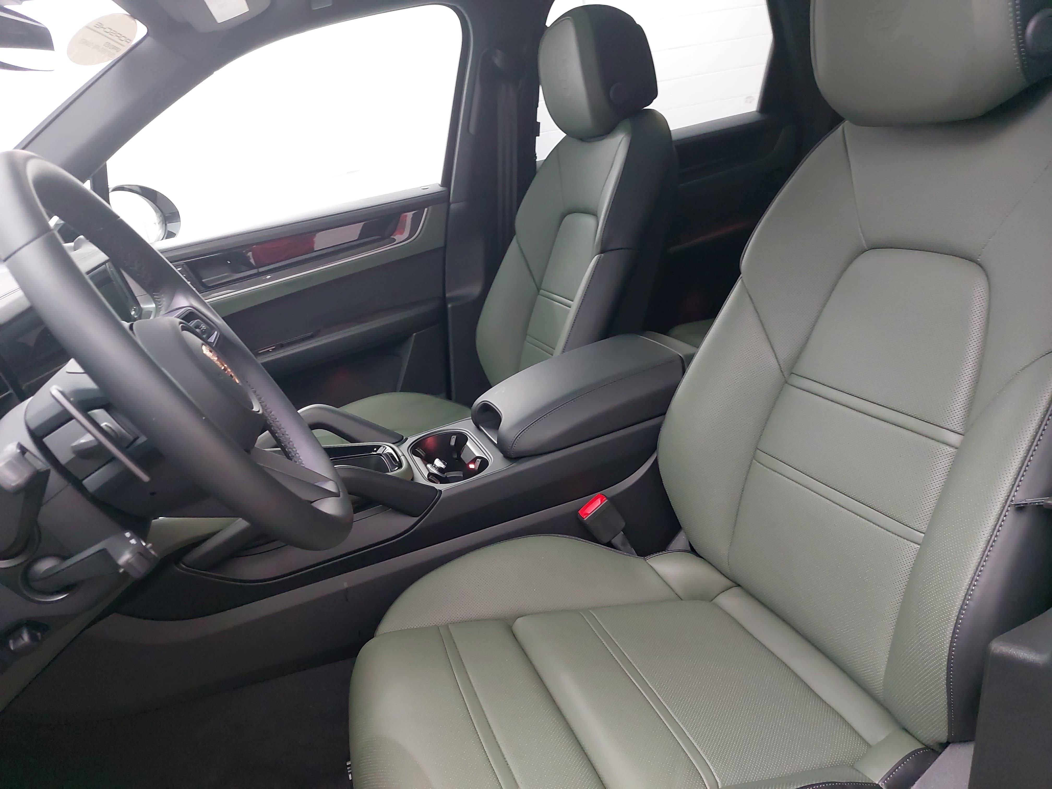 Certified 2025 Porsche Cayenne E-Hybrid AWD/4WD image 17