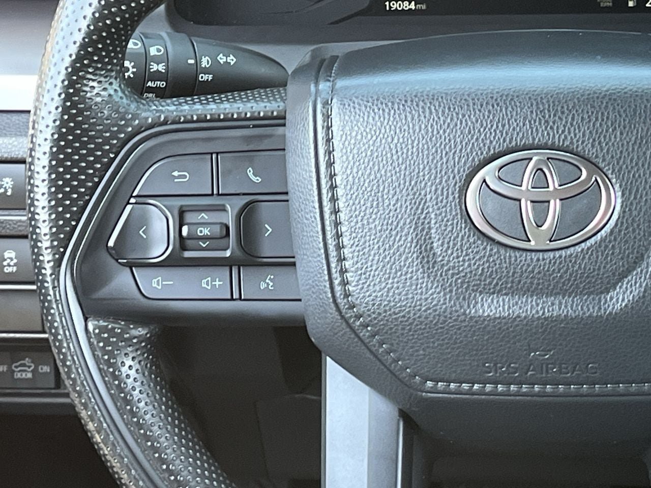 Used 2025 Toyota Tacoma SR5 AWD/4WD image 12