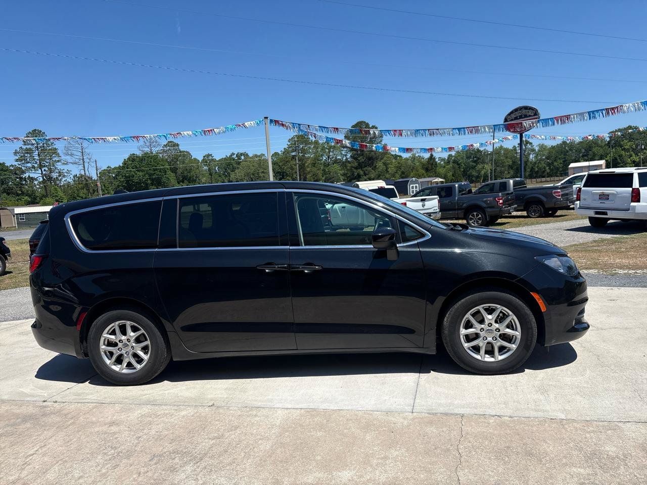 Used 2023 Chrysler Voyager LX FWD image 4
