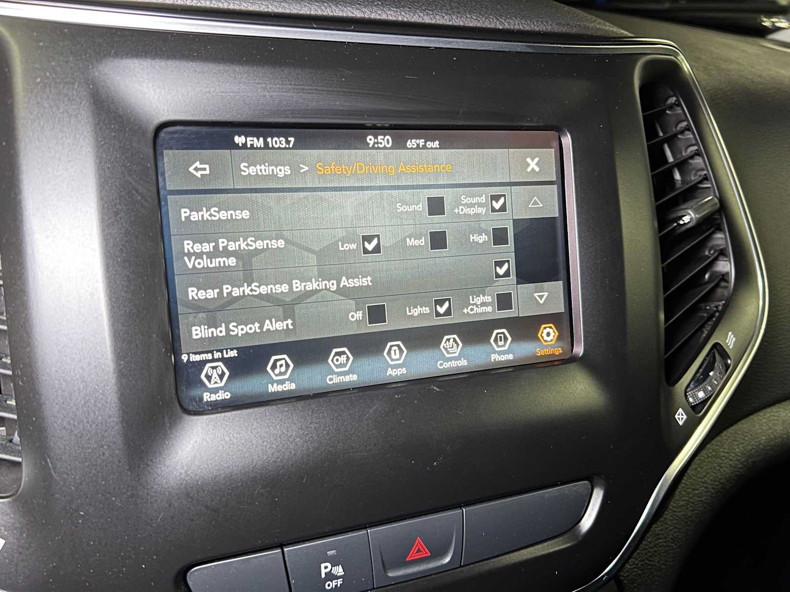 Used 2019 Jeep Cherokee Latitude Plus w/ Cold Weather Group AWD/4WD image 37