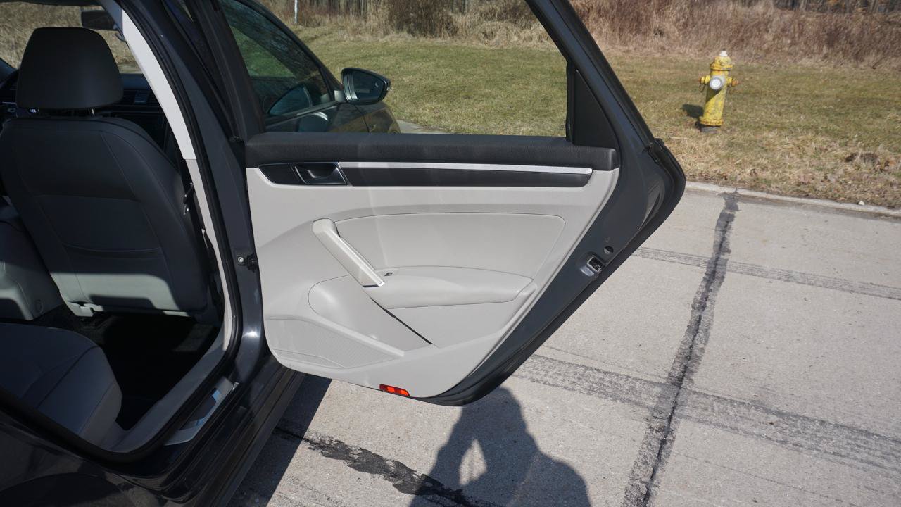 Used 2018 Volkswagen Passat 2.0T R-Line FWD image 22