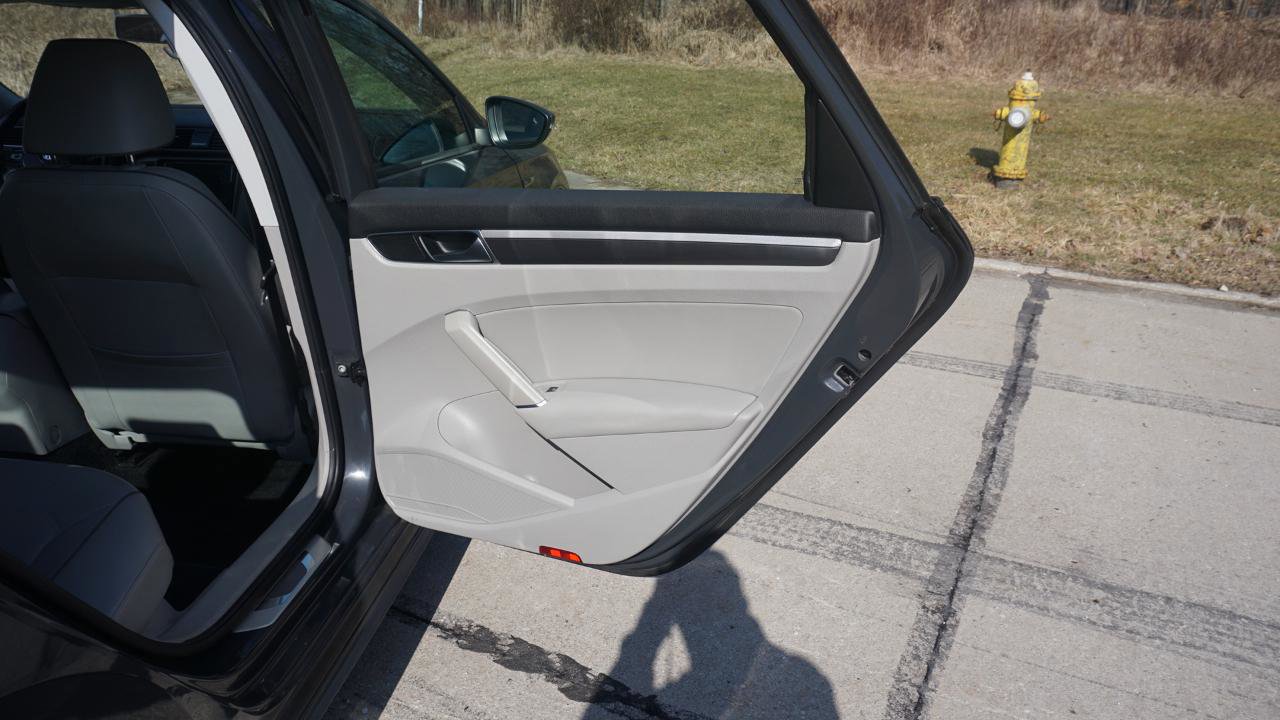 Used 2018 Volkswagen Passat 2.0T R-Line FWD image 22