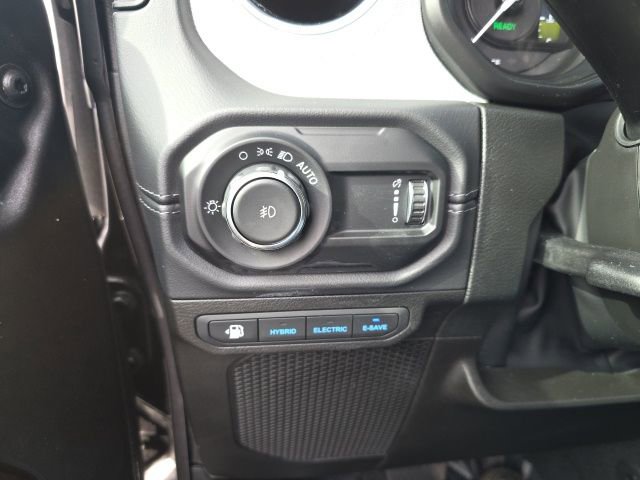 Used 2025 Jeep Wrangler Unlimited Sahara w/ Safety Group image 15