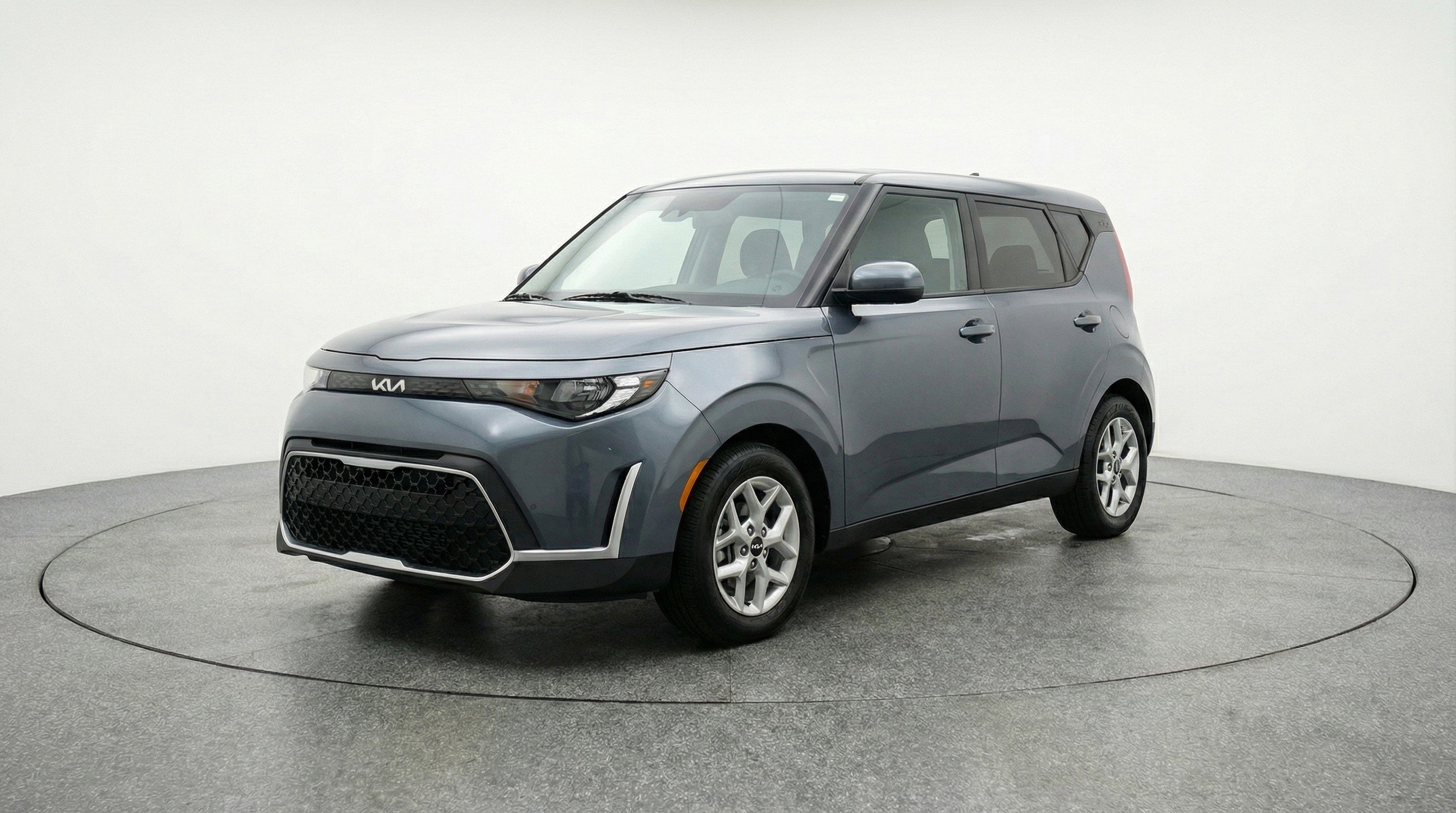 Used 2025 Kia Soul LX w/ LX Technology Package FWD image 3