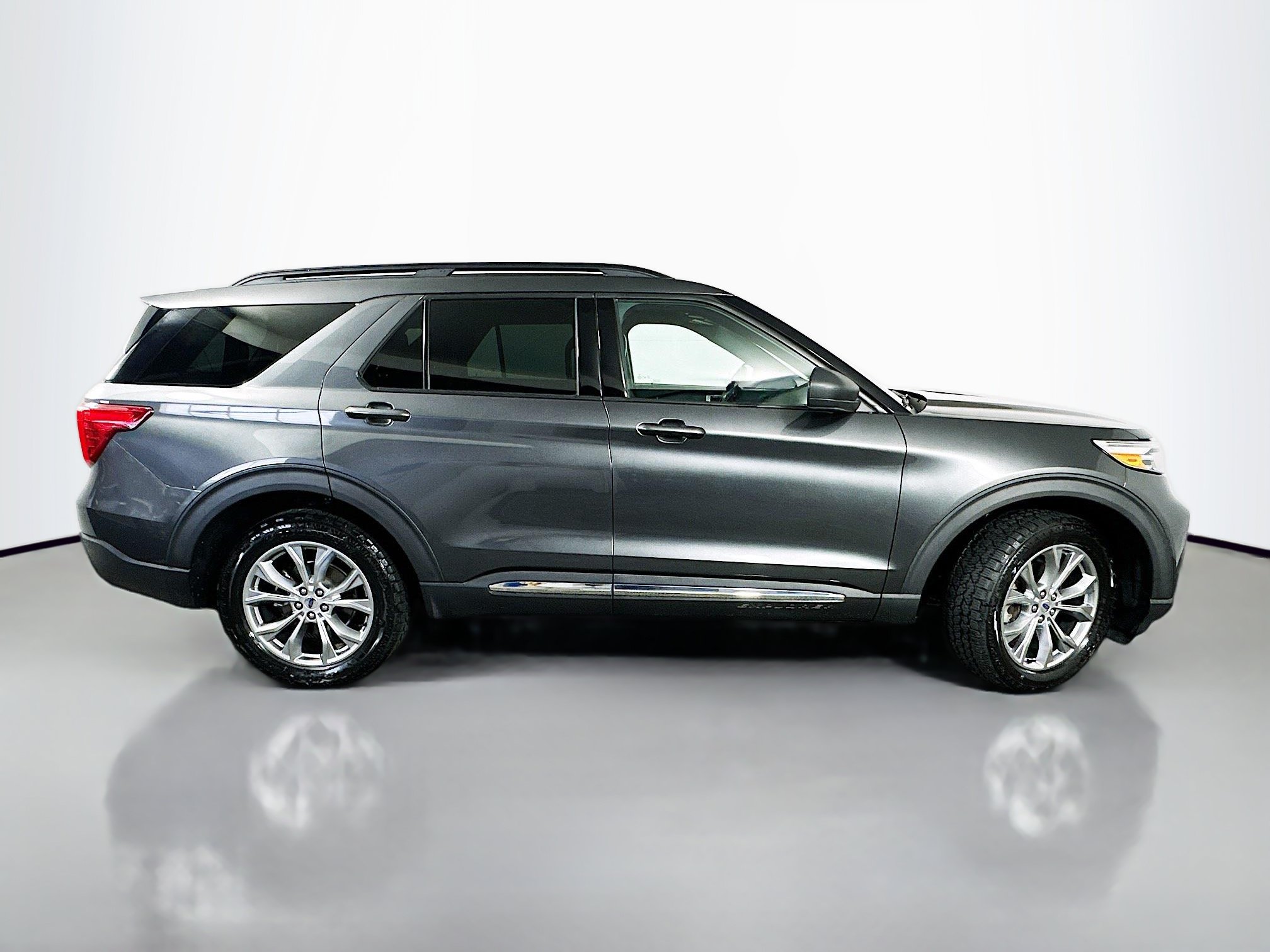 Used 2020 Ford Explorer XLT w/ Equipment Group 202A AWD/4WD image 8