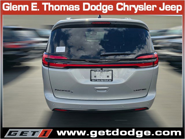 New 2026 Chrysler Pacifica Limited w/ Uconnect Theater Family Group FWD image 5
