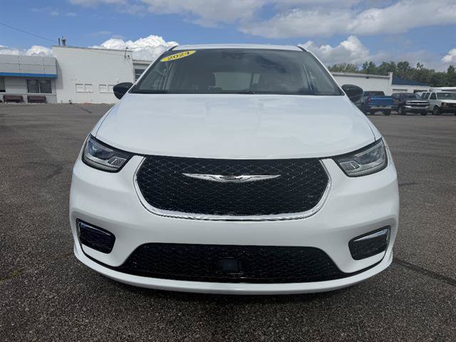 Used 2024 Chrysler Pacifica Touring-L FWD image 2