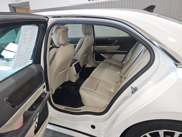 Used 2018 Lincoln Continental Select w/ Continental Climate Package AWD/4WD image 18