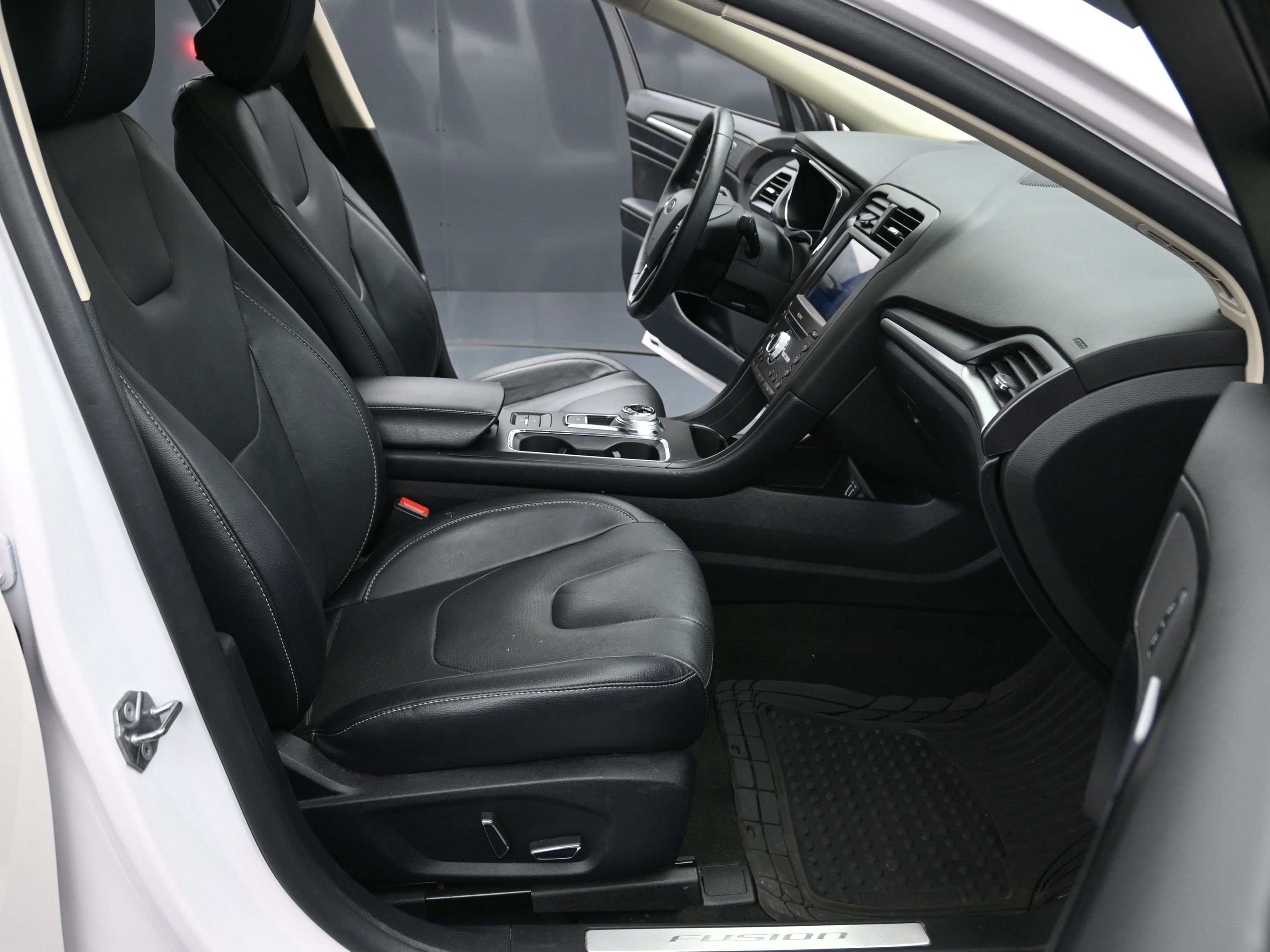 Used 2020 Ford Fusion Energi Titanium FWD image 25