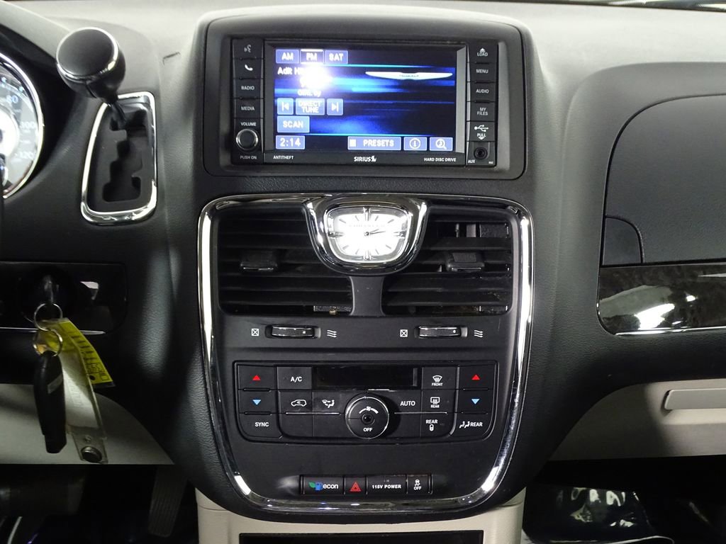 Used 2014 Chrysler Town & Country Touring image 30