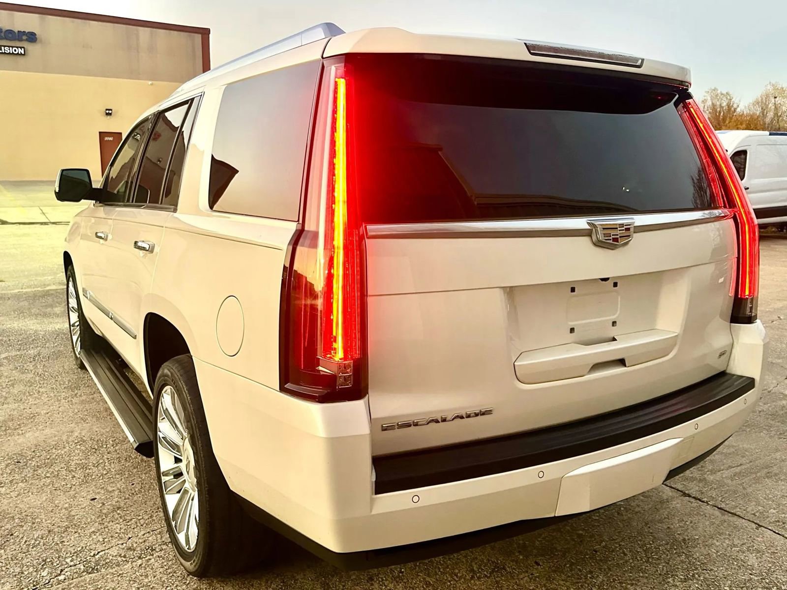 Used 2015 Cadillac Escalade Platinum image 4
