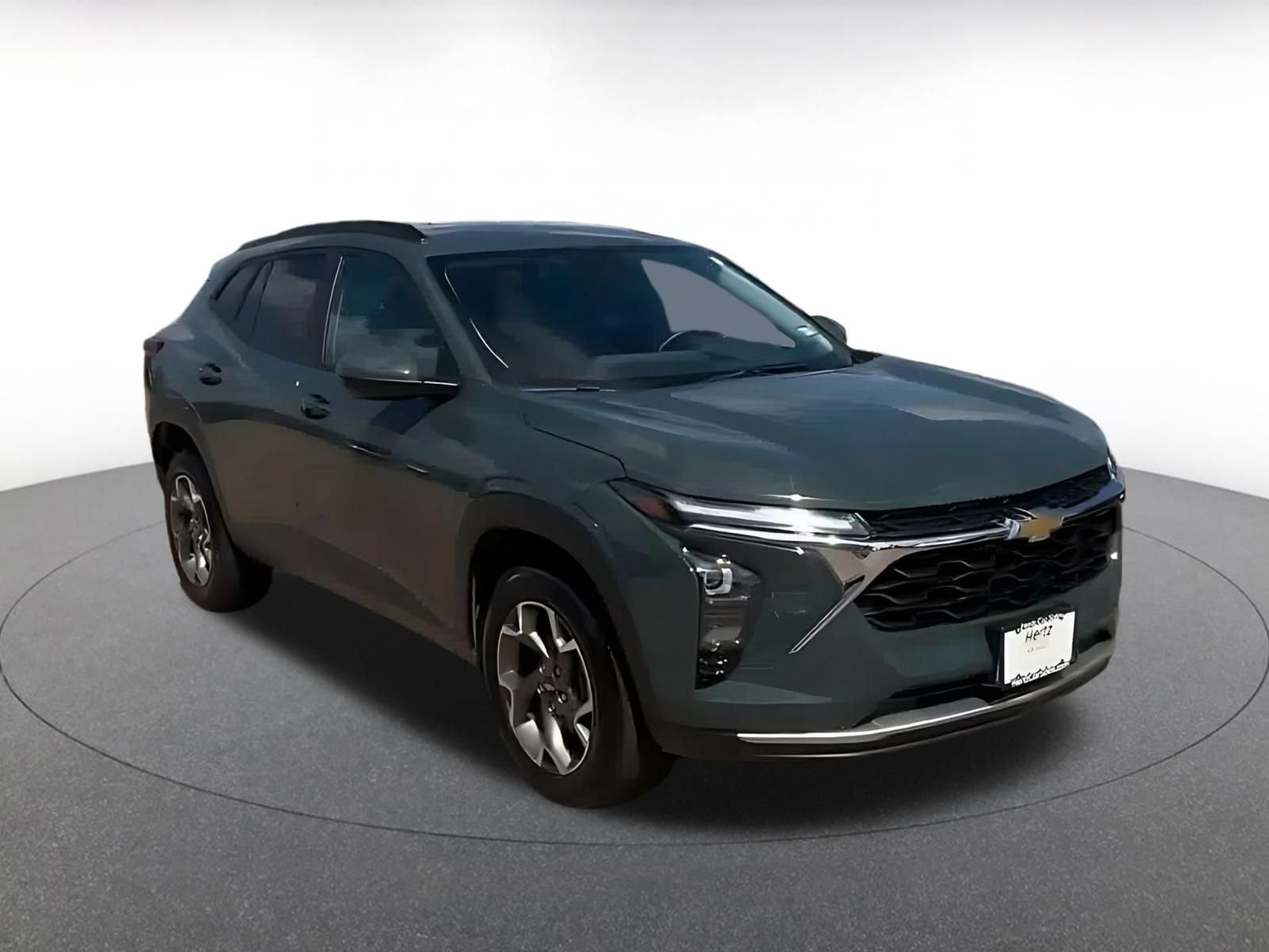 Used 2025 Chevrolet Trax LT w/ LT Convenience Package FWD image 3