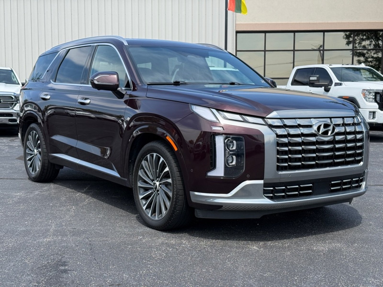 Used 2024 Hyundai Palisade Calligraphy FWD image 2