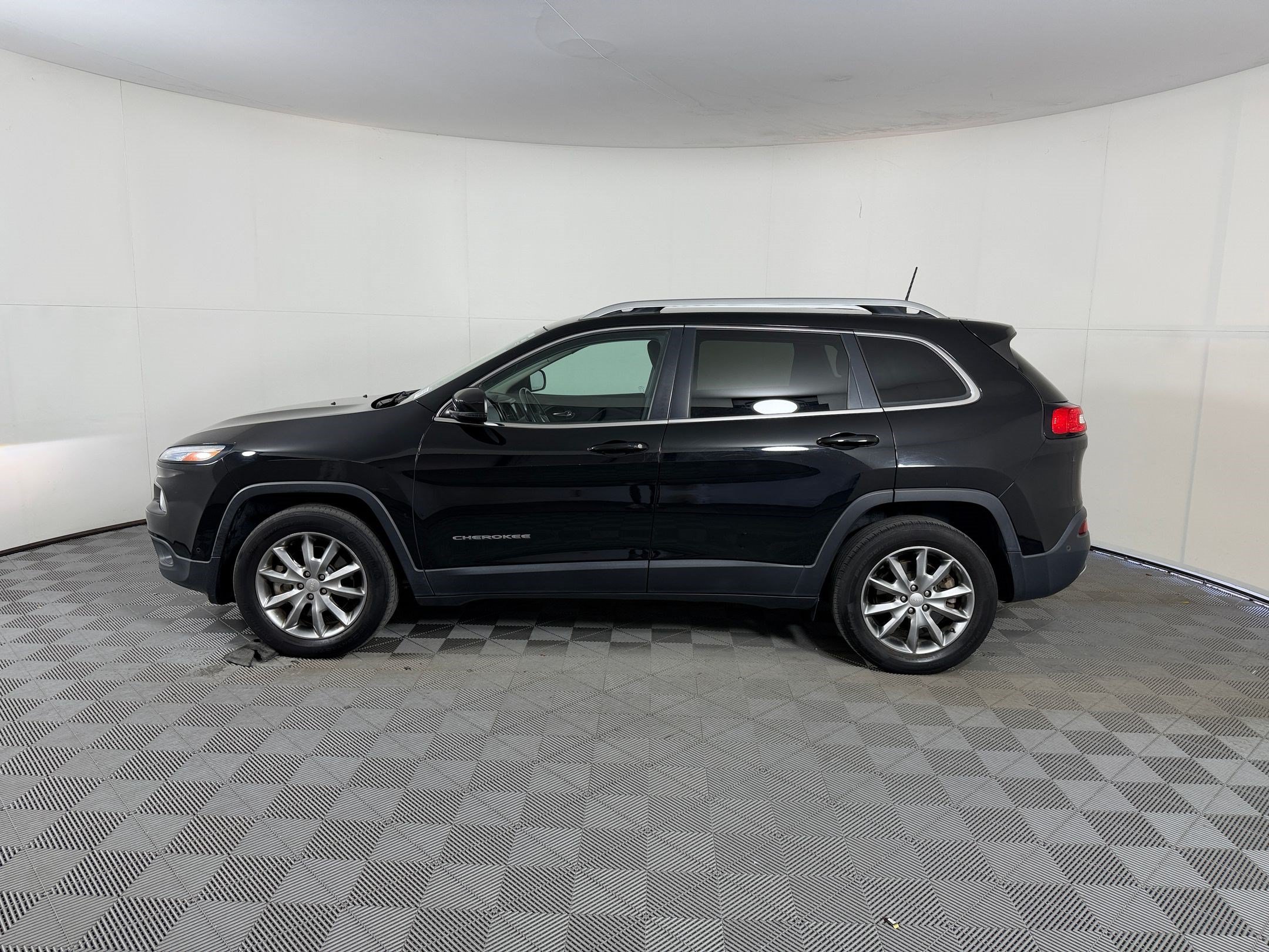 Used 2018 Jeep Cherokee Limited w/ Technology Group AWD/4WD image 2