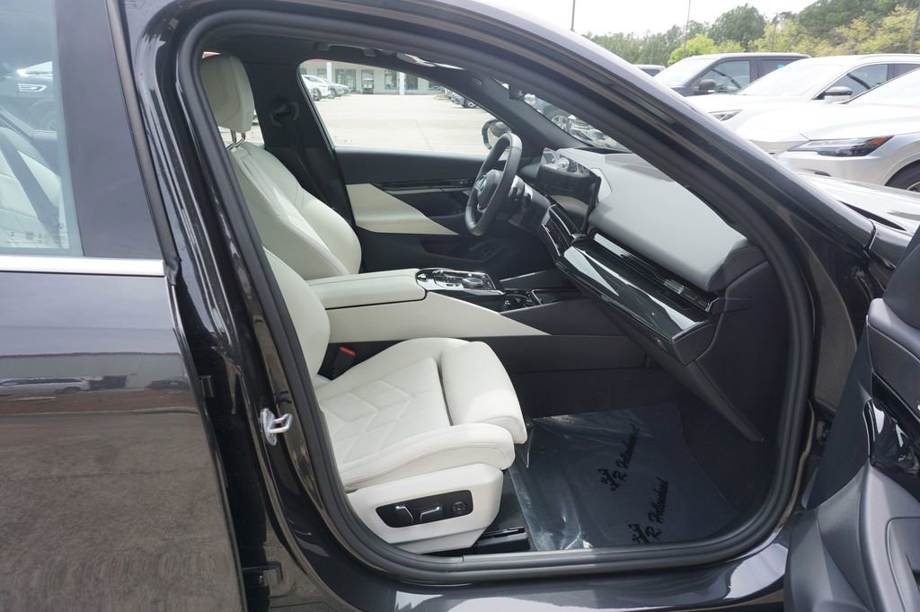 Used 2025 BMW 530i xDrive w/ Premium Package image 15