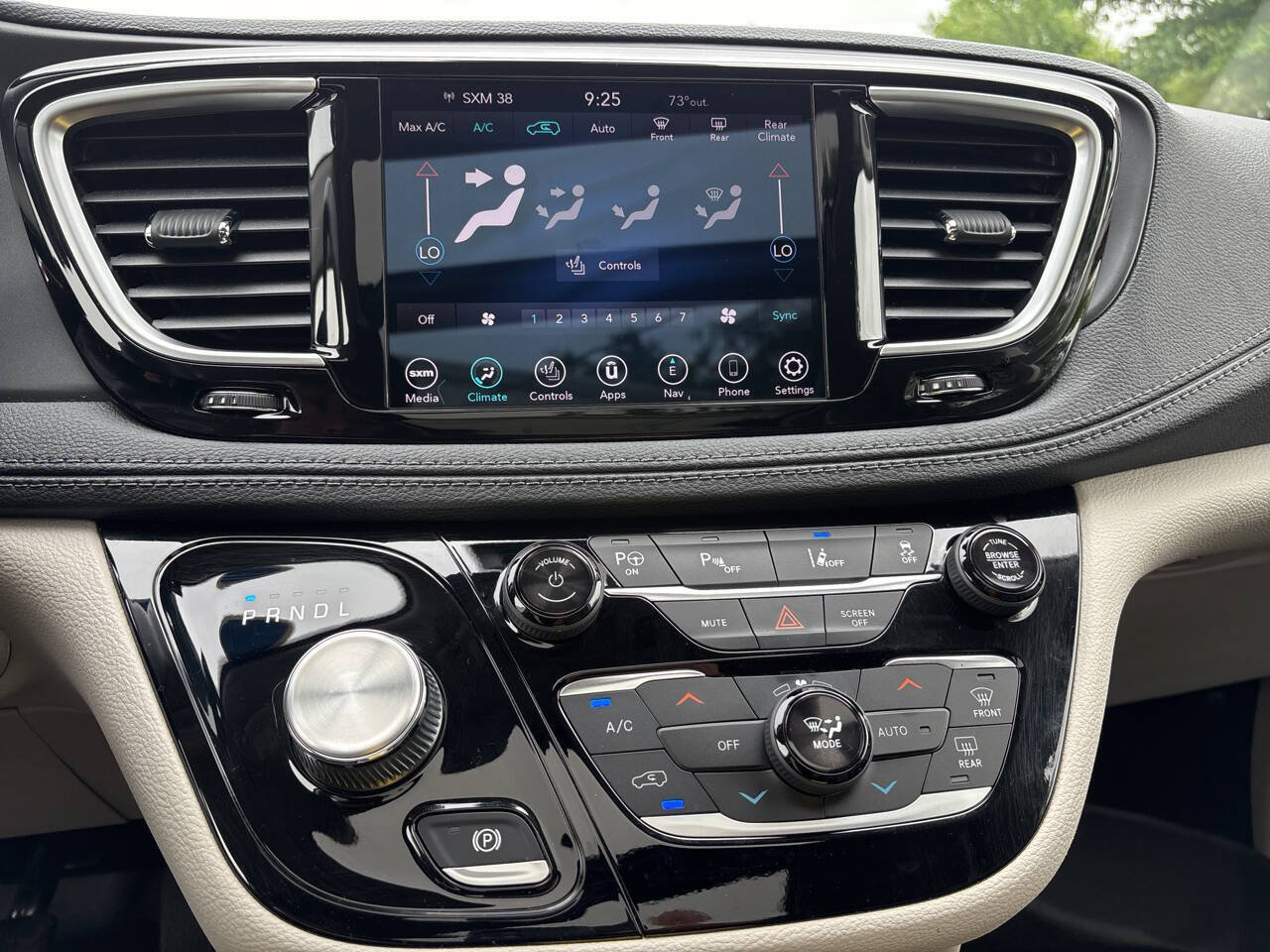Used 2020 Chrysler Pacifica Limited w/ Advanced Safetytec Group FWD image 15