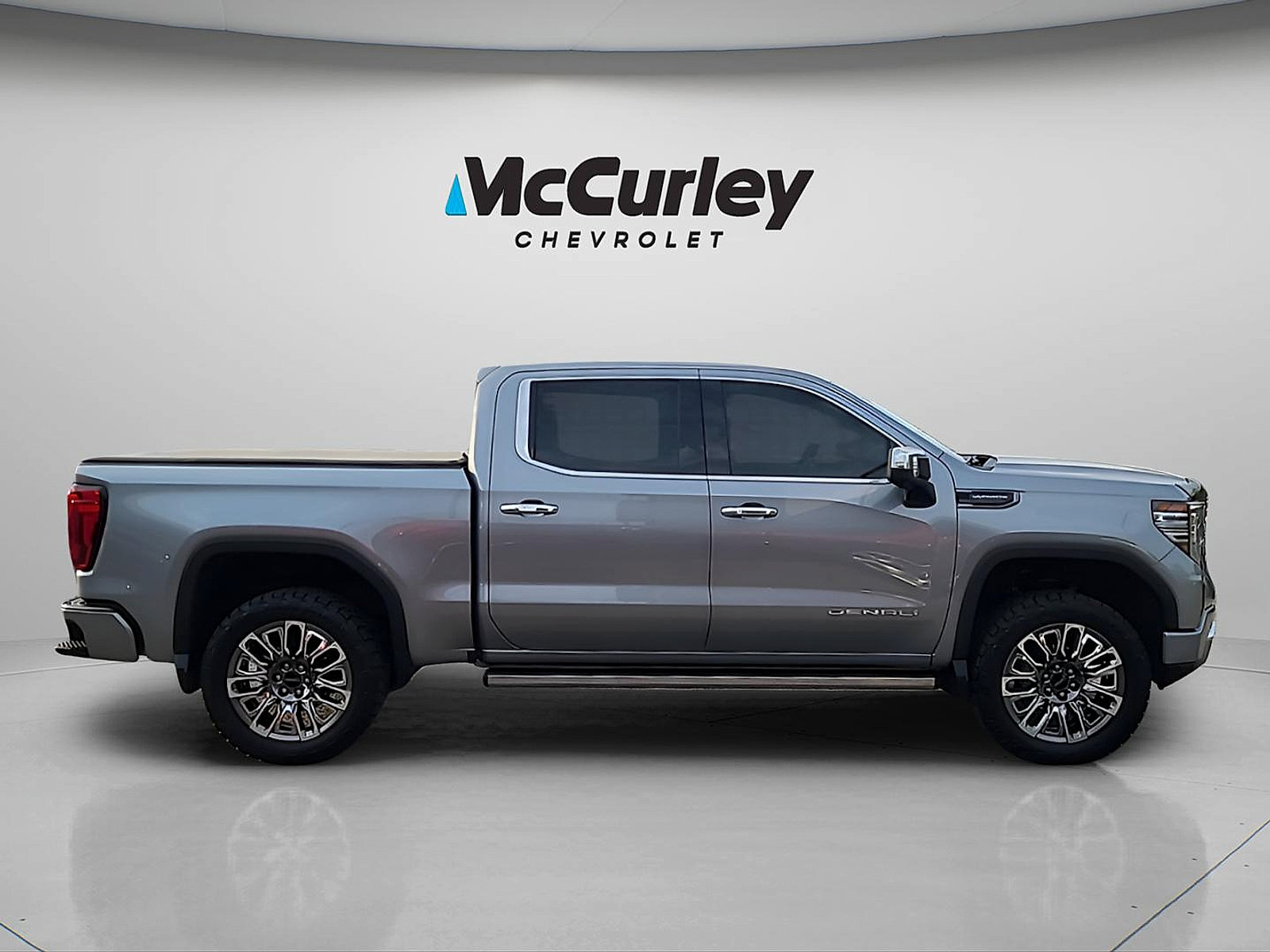 Used 2024 GMC Sierra 1500 Denali Ultimate AWD/4WD image 8