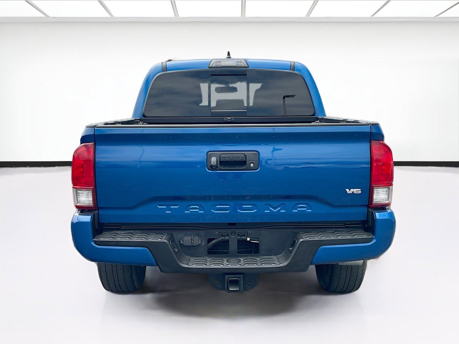 Used 2017 Toyota Tacoma TRD Sport w/ Tow Package RWD image 5