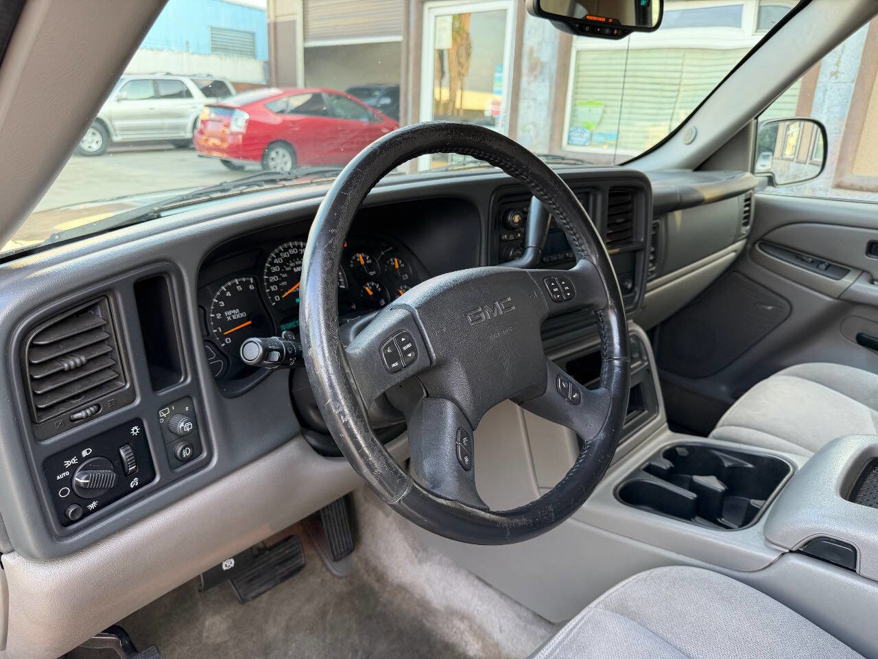 Used 2005 GMC Yukon XL SLE w/ Cargo Package image 17