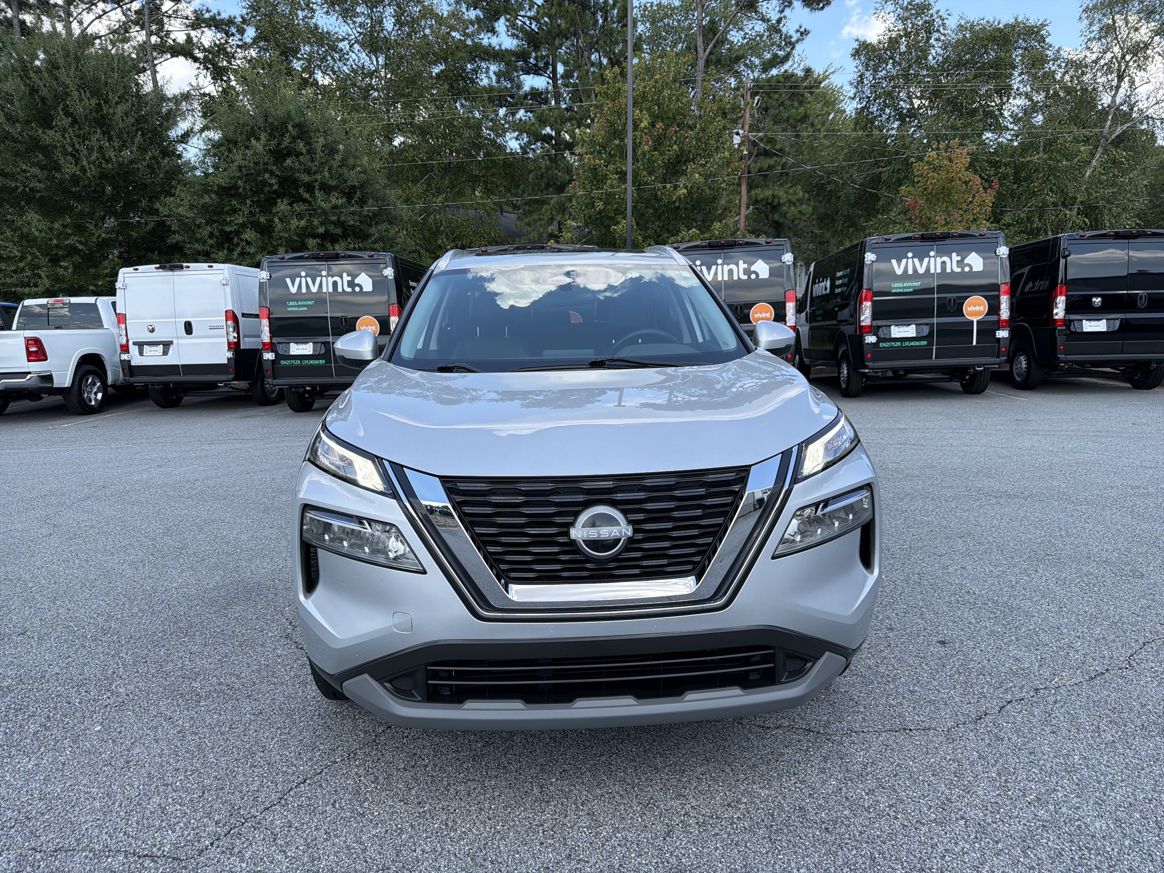Used 2022 Nissan Rogue SV w/ SV Premium Package FWD image 2