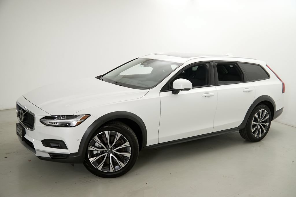 Certified 2025 Volvo V90 B6 Cross Country Plus AWD/4WD image 3