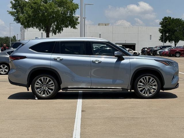 Used 2024 Toyota Highlander Platinum FWD image 3