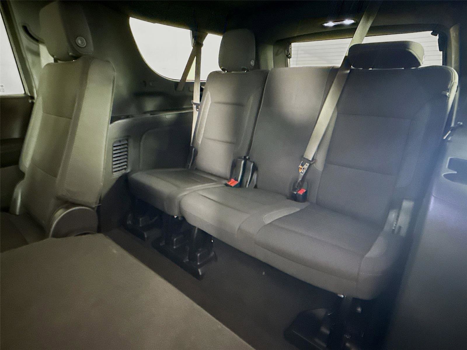 Used 2025 Chevrolet Suburban LS RWD image 16