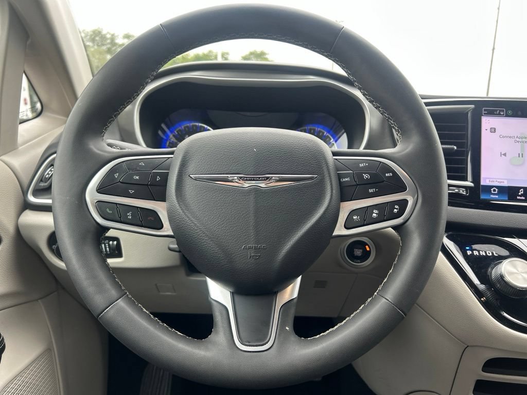 Used 2024 Chrysler Pacifica Touring-L FWD image 11
