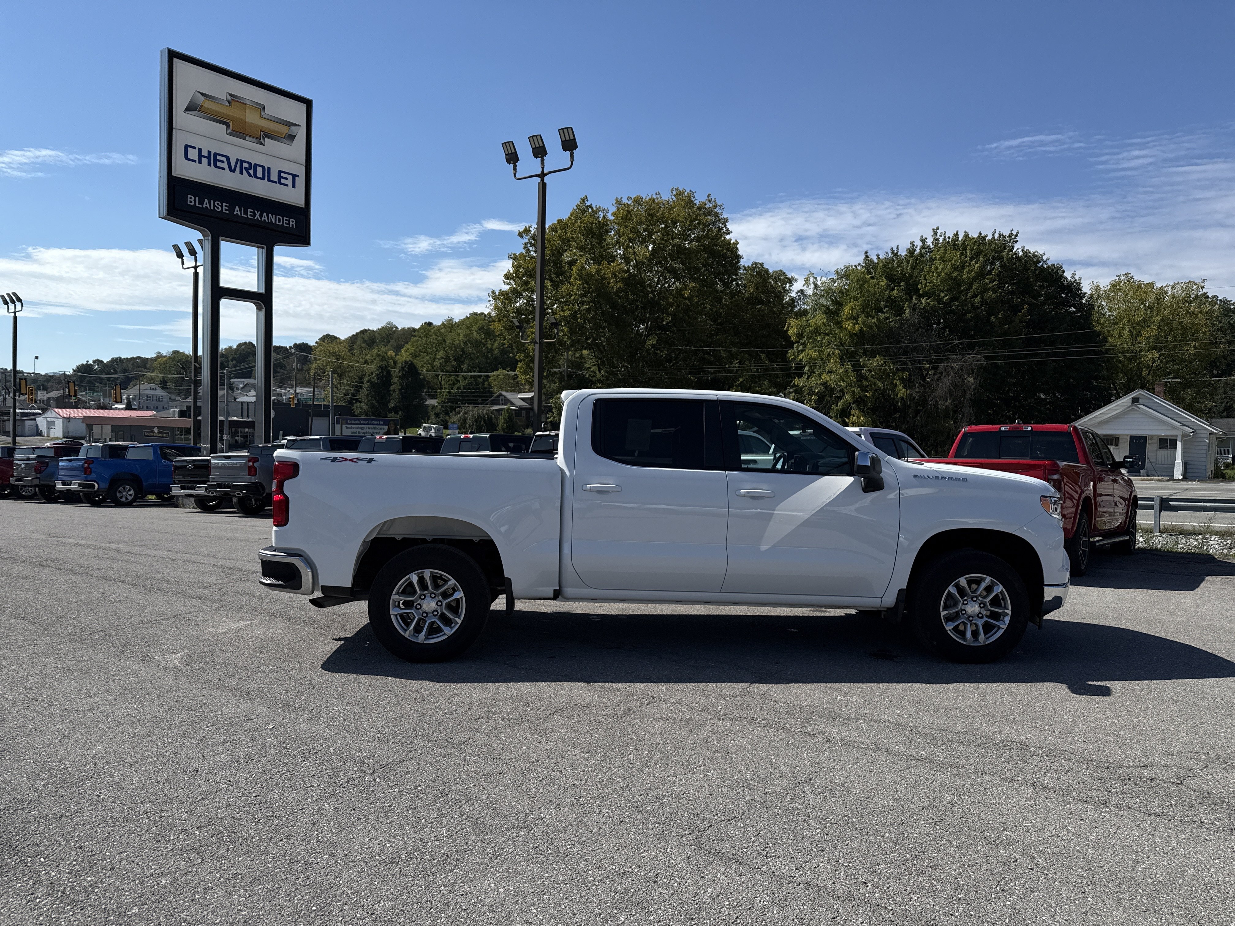 Used 2023 Chevrolet Silverado 1500 LT AWD/4WD image 2