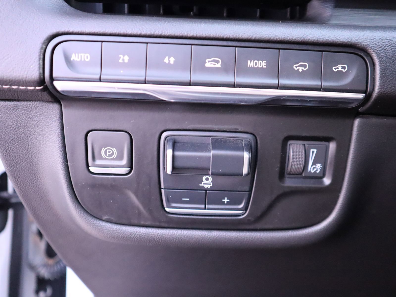 Used 2021 Cadillac Escalade ESV Premium Luxury w/ Driver Assist Tech Package AWD/4WD image 35