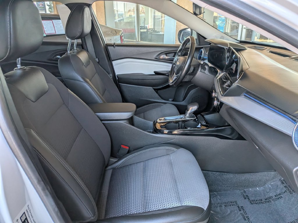 Used 2025 Chevrolet Trax LT w/ LT Convenience Package FWD image 30