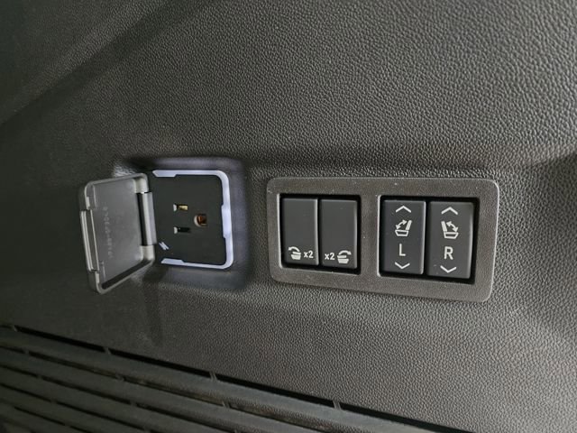 Used 2025 GMC Yukon XL Denali w/ Advanced Technology Package image 18
