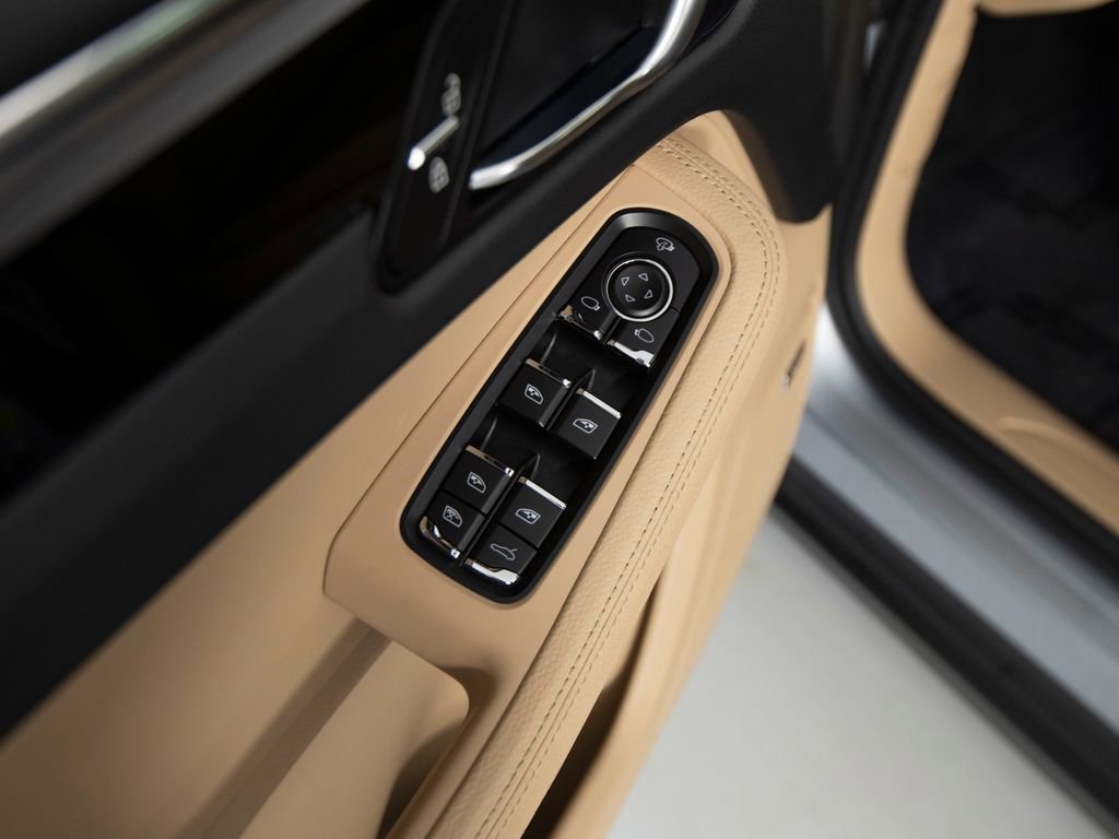 Certified 2025 Porsche Macan image 19