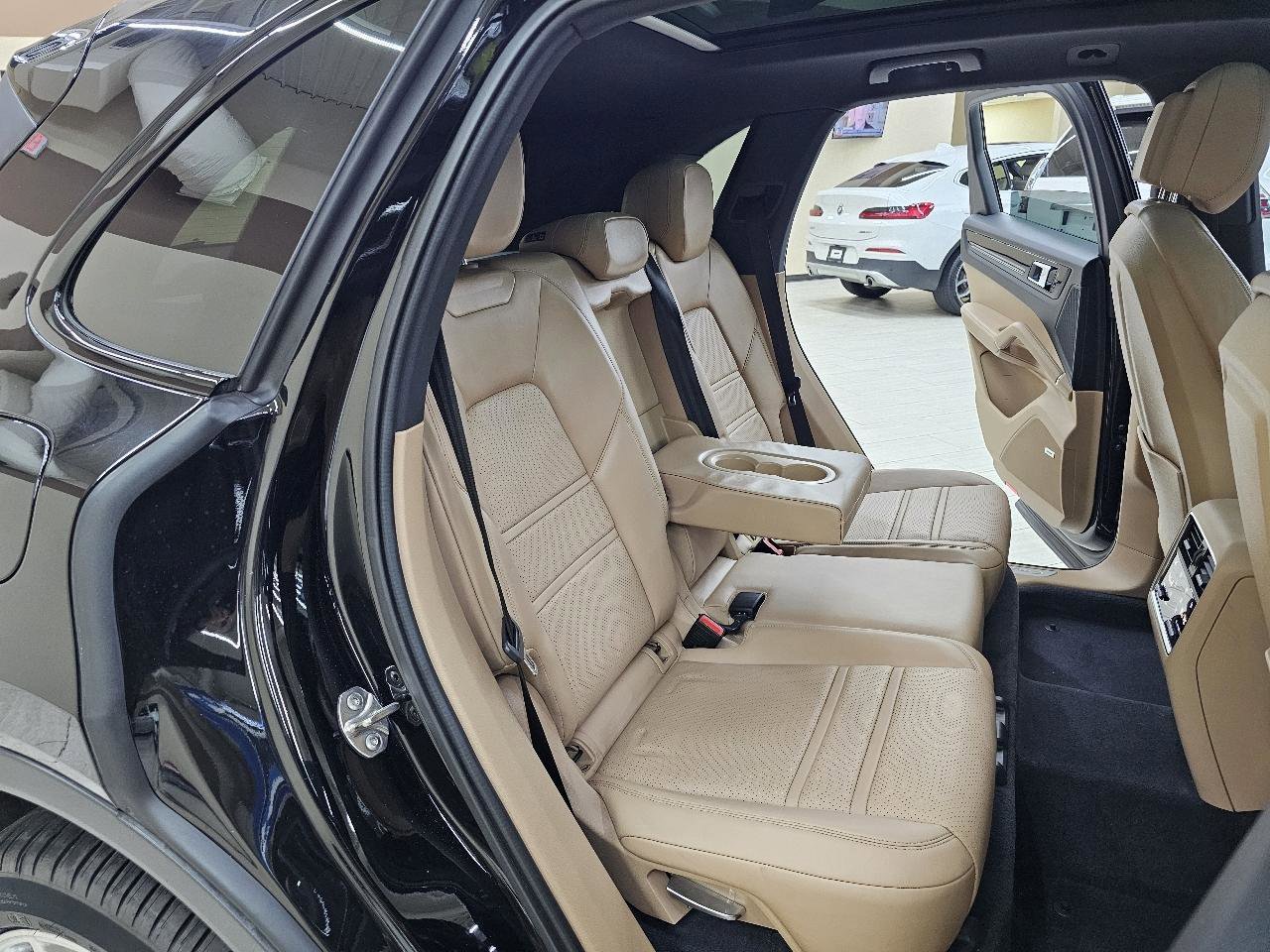Used 2020 Porsche Cayenne AWD/4WD image 24