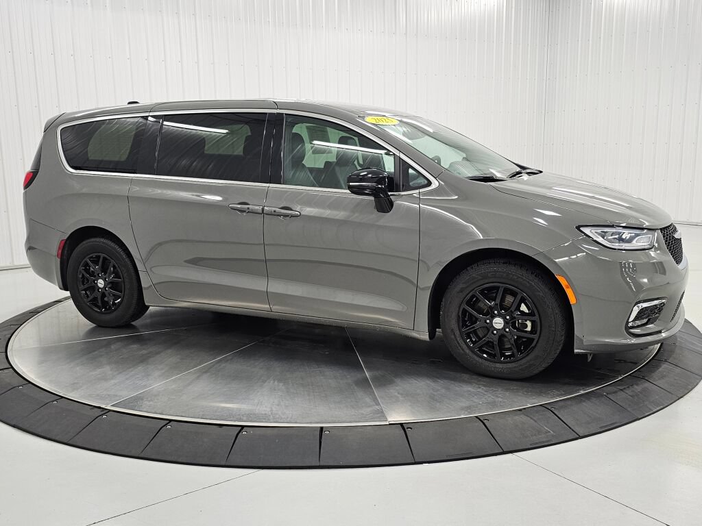Used 2025 Chrysler Pacifica Select FWD image 7