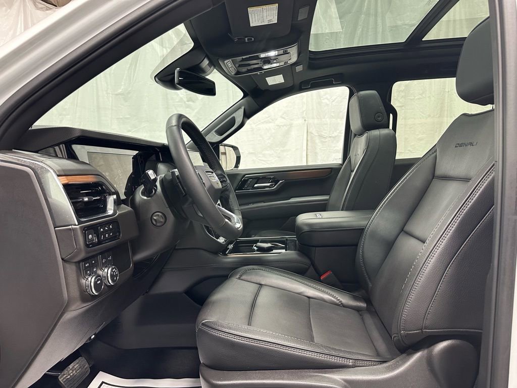 Used 2025 GMC Yukon Denali w/ Sun & Power Step Package image 14