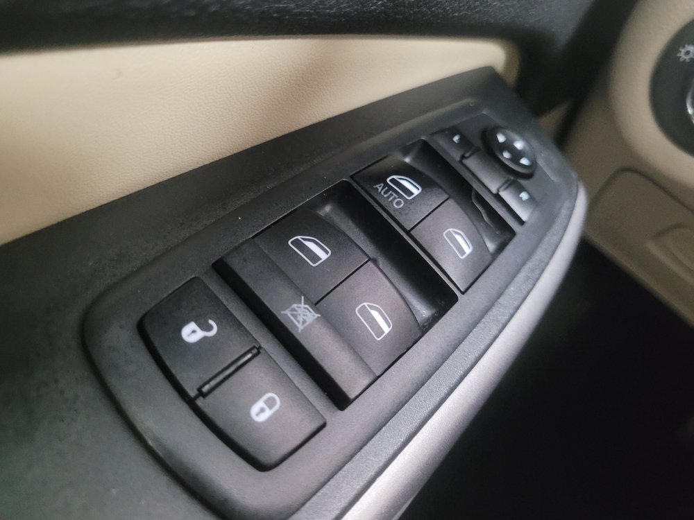 Used 2019 Jeep Cherokee Latitude w/ Popular Appearance Group FWD image 27