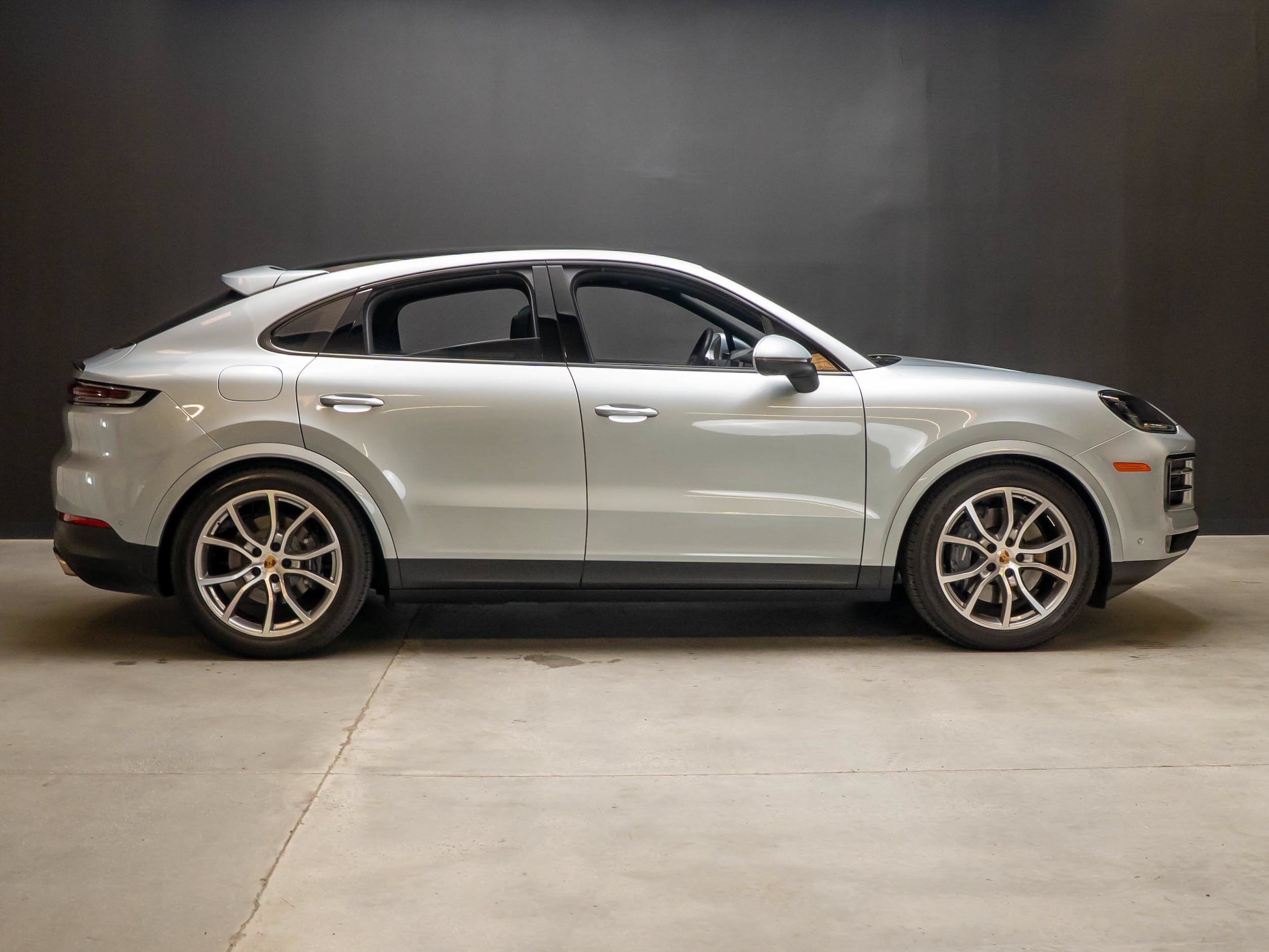 Certified 2024 Porsche Cayenne Coupe AWD/4WD image 8