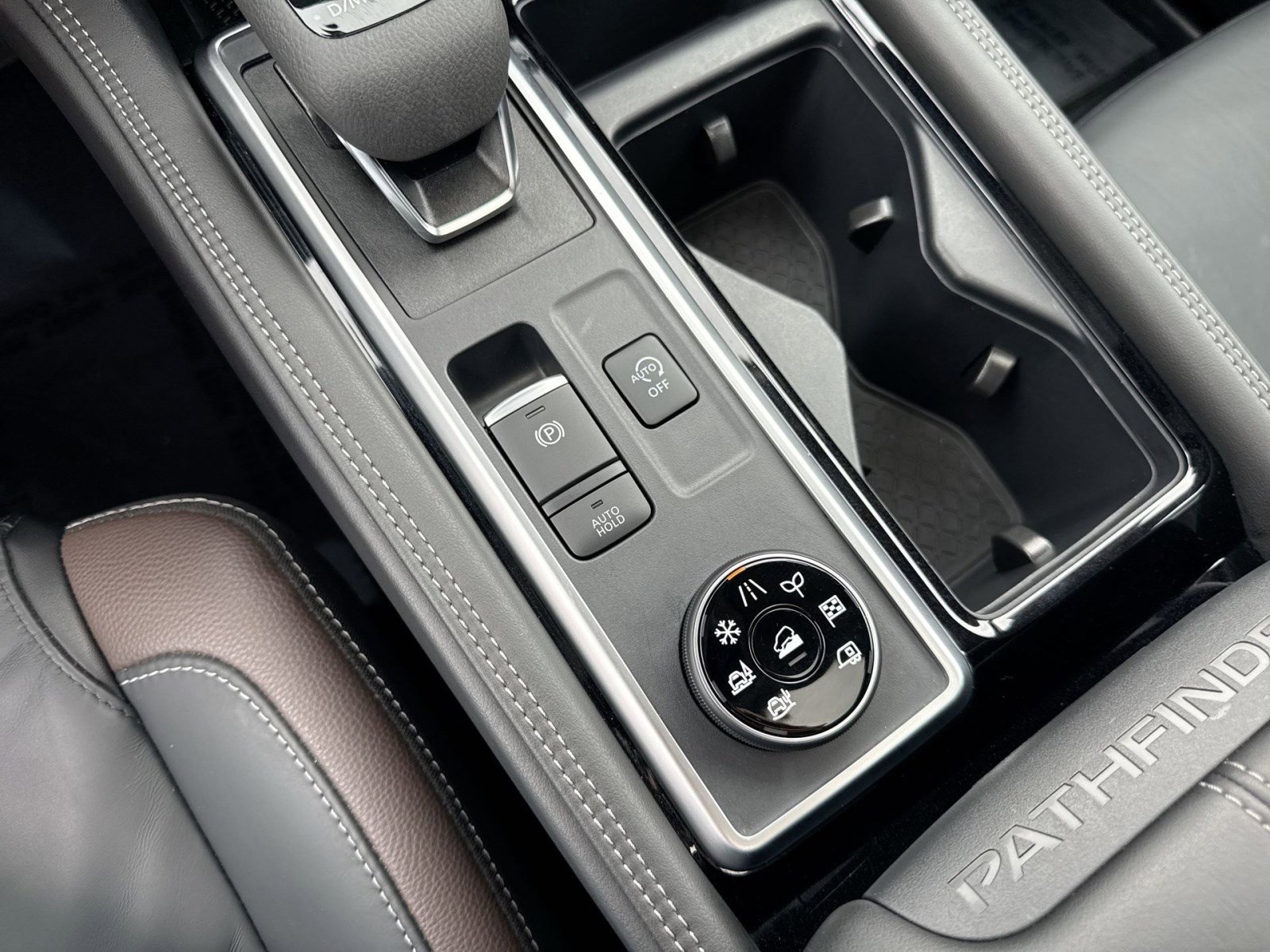 Used 2024 Nissan Pathfinder Platinum w/ Black Appearance Package image 23