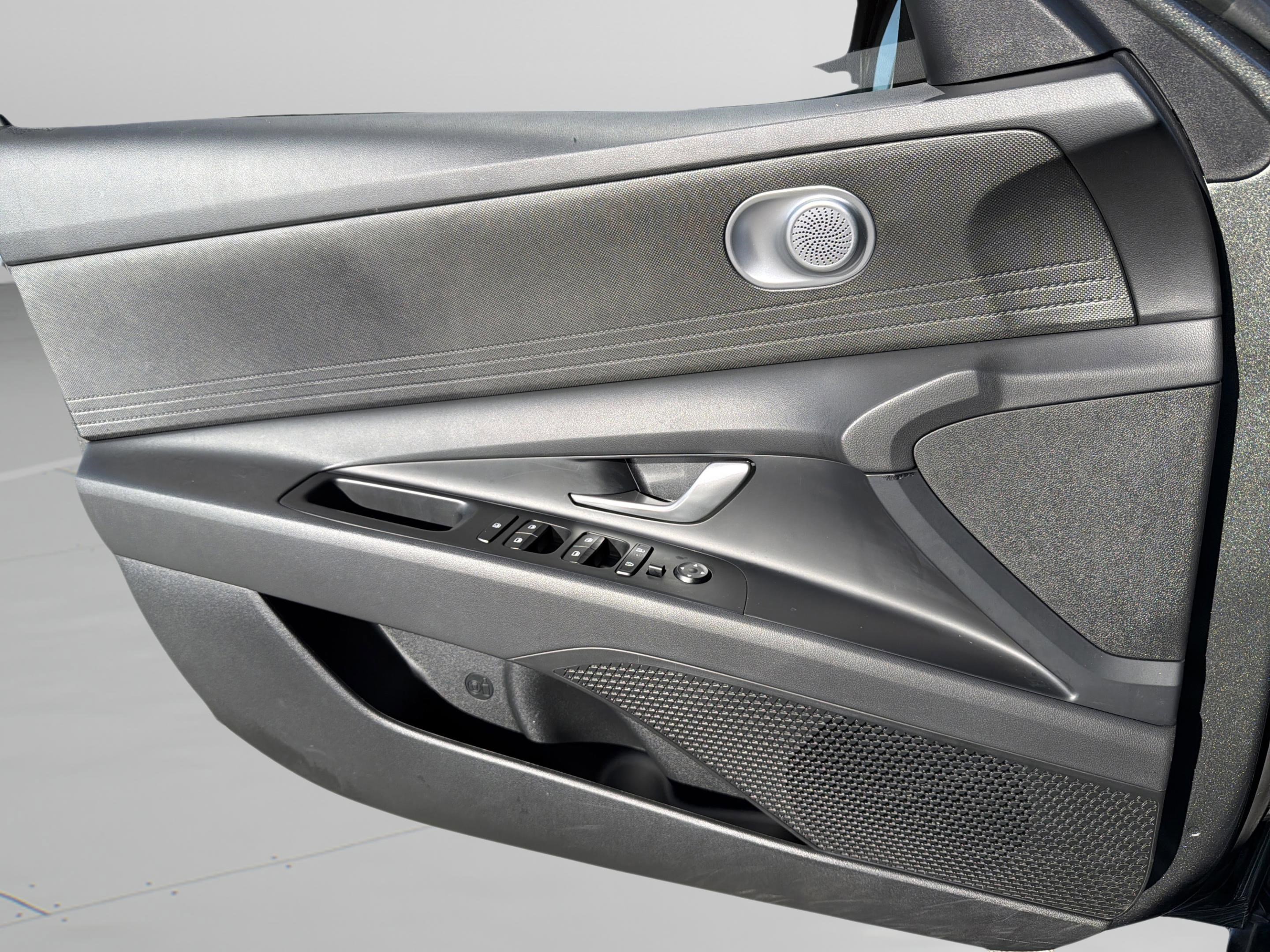 Used 2025 Hyundai Elantra SE image 22