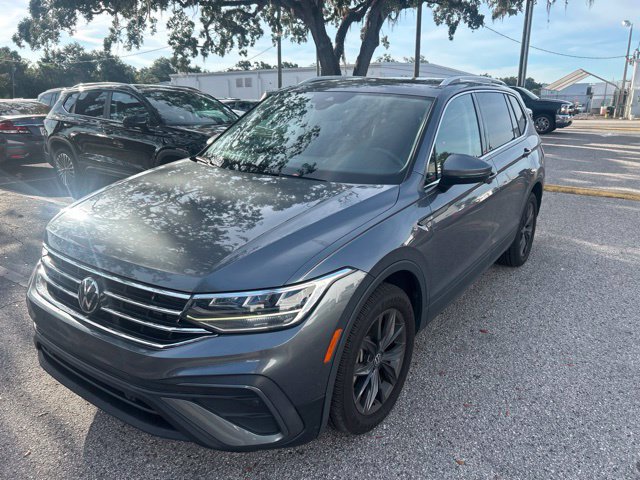 Used 2022 Volkswagen Tiguan SE w/ Panoramic Sunroof Package FWD image 2