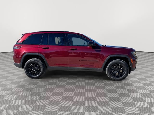 Used 2025 Jeep Grand Cherokee Altitude AWD/4WD image 10