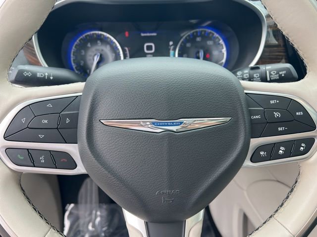 Used 2021 Chrysler Pacifica Limited w/ Uconnect Theater Family Group image 17