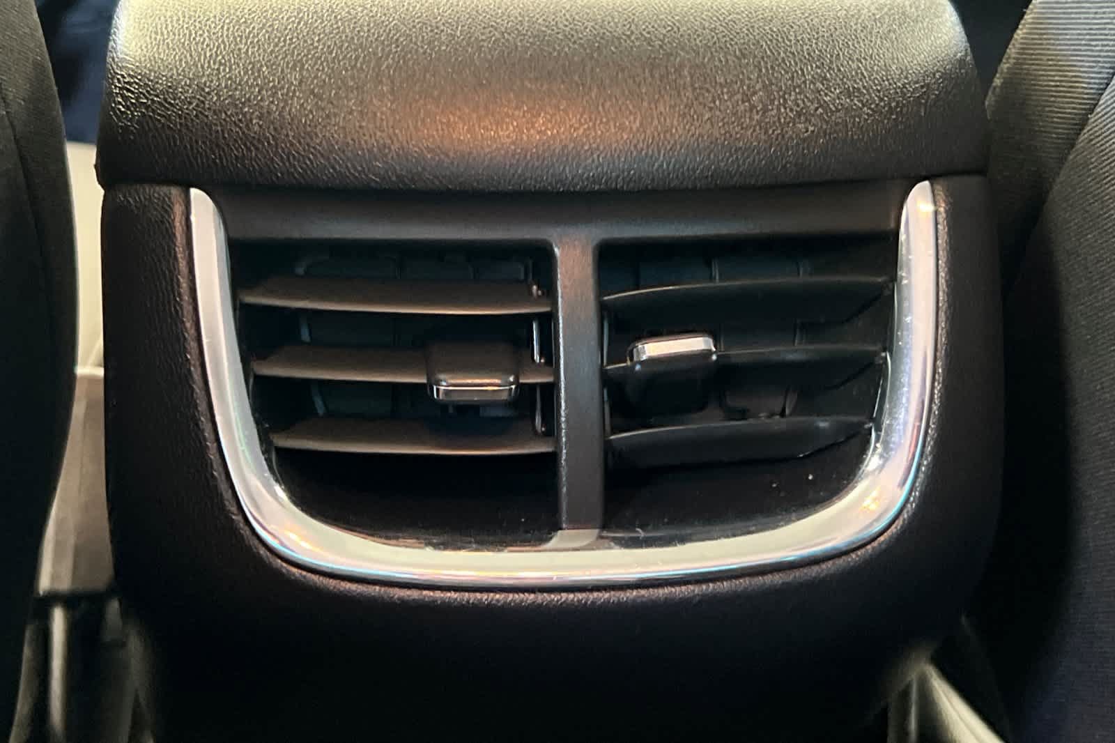 Used 2018 Chevrolet Malibu LT FWD image 14