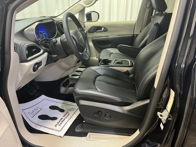 Used 2024 Chrysler Pacifica Touring-L image 4