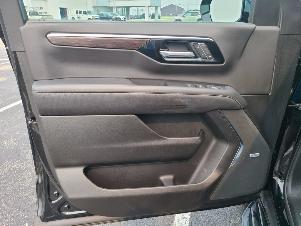 Used 2025 Chevrolet Tahoe Premier AWD/4WD image 19