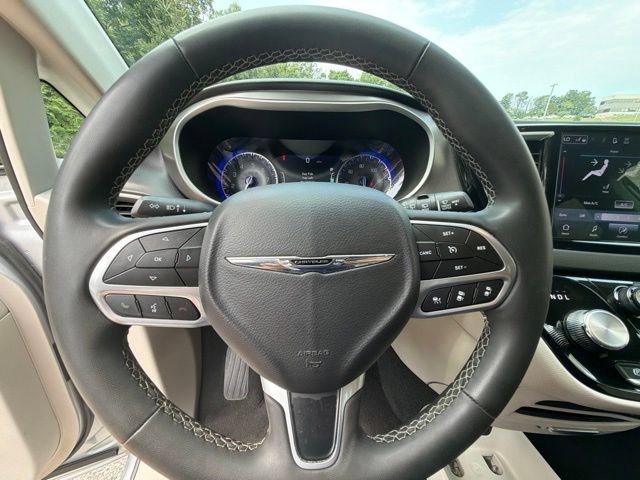 Used 2024 Chrysler Pacifica Touring-L FWD image 29